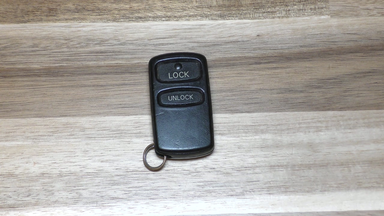 2002 - 2006 Mitsubishi Lancer ⧸ Outlander Key Fob Battery Replacement